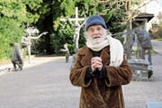 Pfarrer Ernst Sieber auf dem reformierten Friedhof in Horgen. Im Hintergrund seine Bronzefiguren. (Bild: Pascal Bloch/Keystone (23. Februar 2017))