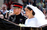 Prinz Harry und seine Frau Megha werden auf einer Kutsche durch die Strasse geführt. | Bild: Gareth Fuller / AP (London, 19. Mai 2018)