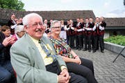 Hans Amrhein und seine Frau Hanny freuen sich über die Lobrede und den Jodelgesang bei der Kabriizi-Preis Verleihung. Bild: Romano Cuonz (Kerns, 19.Mai 2018)