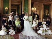 Von Meghans Familie ist auf dem erweiterten Familienfoto nur die Mutter dabei. (Bild: KEYSTONE/AP PA/ALEXI LUBOMIRSKI)