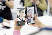 Xiaomis neues Smartphone Mi Mix 2S (links) soll Apple und Samsung Konkurrenz machen. (Bild: Quilai Shen/Bloomberg (Schanghai, 27. März 2018))