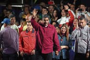 Nicolás Maduro feiert den Sieg mit Gattin Cilia Flores vor seinen Anhängern in Caracas. (Bild: Miguel Gutierrez/EPA (20. Mai 2018))