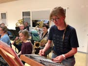 Elisa Hipp wird am Jahreskonzert des Musikvereins Bürglen zwei Stücke als Hackbrett-Solistin spielen. (Bild: PD)
