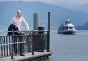 Andreas Betschart wird mit Kultur Ägeri das Motorschiff Ägerisee (im Hintergrund) kapern. (Bild: Stefan Kaiser, 19. Mai 2018)