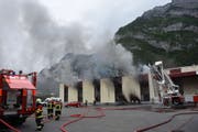 Hinter der Seeztal-Autogarage in Mels brach am Sonntagabend ein Feuer aus (Bild: kapo)