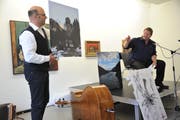 Buchvernissage mit Autor Hanspeter Müller-Drossaart (rechts) und Musiker Peter Gisler in Altdorf. (Bild: Urs Hanhart, Altdorf, 18. Mai 2018)