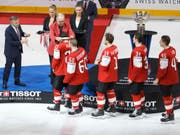 Eine Silbermedaille, über die sich (noch) niemand freut: Trotz der Finalniederlage gibt es viel Lob für das Schweizer Nationalteam (Bild: KEYSTONE/SALVATORE DI NOLFI)