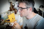 Raucherei nach dem Gusto des Grossvaters: Der Steinacher Tabakunternehmer Roger Koch testet neue Mischungen. (Bild: Bilder: Ralph Ribi)