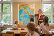 Verben konjugieren und Geografie lernen: Die Schüler der Italienischklasse machen mit und hören aufmerksam zu. (Bild: Bilder: Benjamin Manser)