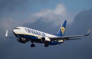 Ein Flugzeug der Ryanair im Landeanflug auf den Flughafen Frankfurt am Main. | Bild: Boris Rössler / AP