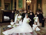 Das Brautpaar mit den Kindern, die Meghan in die Kirche begleiteten. (Bild: KEYSTONE/AP PA/ALEXI LUBOMIRSKI)