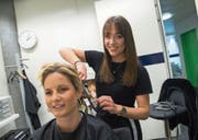 Coiffeuse Andrea Bättig frisiert Tele-1-Moderatorin Fabienne Bamert auf der Redaktion im LZ-Medienhaus. (Bild: Dominik Wunderli (8. März 2018))