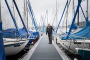 Erwin Willen im Segelhafen Tribschenhorn, der vor knapp drei Jahren für fünf Millionen Franken erneuert wurde. | Bild: Manuela Jans-Koch (Luzern, 17. Mai 2018)