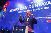 Der türkische Präsident Erdogan lässt sich von Landsleuten in Sarajevo feiern. (Bild: Presidential Press Service/Pool via AP)