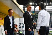 Das Ziel Rang drei zu erobern ist dem FC St.Gallen misslungen. Präsident Matthias Hüppi, Sportchef Alain Sutter und Assistenz-Trainer Boro Kuzmanovic müssen nun über die Bücher . (KEYSTONE/Gian Ehrenzeller)