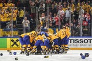 Der Jubel nach einem harten Spiel: Schweden bezwang die Schweizer im Penaltyschiessen und wurde erneut Weltmeister.(Bild: Andy Mueller/freshfocus)