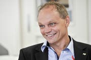 Stefan Angehrn freut sich mit seiner Tochter. (Bild: Donato Caspari)