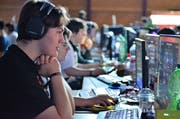 Gamer füllen an der LAN-Party den Seeparksaal. (Bild: Max Eichenberger)