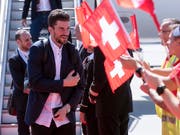 Roman Josi wird von den Fans am Flughafen empfangen (Bild: KEYSTONE/MELANIE DUCHENE)