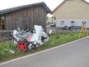 Ein Teil des auseinandergerissenen Fahrzeugs, in dem der Lenker starb, die Beifahrerin allerdings nur leicht verletzt wurde. (Bild: Kntonspolizei Jura)