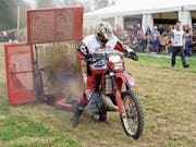 Ein Teilnehmer am Töff-Pulling drückt ordentlich aufs Gas. (Bild: Andreas Taverner)