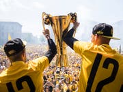 Grenzenloser Jubel in Bern: Guillaume Hoarau (rechts) und Miralem Sulejmani mit dem Meisterpokal (Bild: KEYSTONE/PETER KLAUNZER)