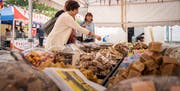 Süssigkeiten gegenüber des indischen «Punjabi Food»-Standes: Die vielfältige Auswahl fällt den Besuchern des World Food Festivals nicht leicht. (Bild: Reto Martin)