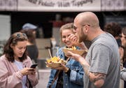 Die Probierportionen sind bei den Festivalbesuchern beliebt. (Bild: Reto Martin)