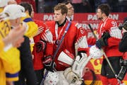 Leonardo Genoni nimmt die Gratulationen der Schweden entgegen. | Bild: Andy Müller / Freshfocus (Kopenhagen, 21. Mai 2018)