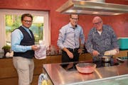 Wettbewerbsgewinner Christoph Schönenberger (Mitte), bewirtet von Bischof Felix Gmür (links) und Dekan Alfredo Sacchi. (Bild: PD)
