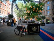 Ein Opfer des Terroranschlags von Manchester liest Nachrichten, die an einem "Baum der Hoffnung" auf dem St Ann's Square in Manchester hinterlassen wurden. (Bild: KEYSTONE/AP PA/PETER BYRNE)