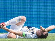 Erst am Fuss getroffen, dann vom Platz geflogen: Zlatan Ibrahimovic (Bild: KEYSTONE/AP The Canadian Press/GRAHAM HUGHES)