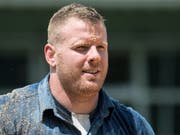 Matthias Glarner ist wieder in seinem Element, dem Sägemehl (Bild: KEYSTONE/PETER SCHNEIDER)