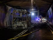 Bald wieder offen: Geht alles gut, wird der nach einem Bus-Brand gesperrte San Bernardino-Tunnel am Donnerstag wieder geöffnet. (Bild: KEYSTONE/GIAN EHRENZELLER)