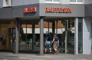 Zwei Polizisten sind vor der Raiffeisenbank in Ebikon im Einsatz.