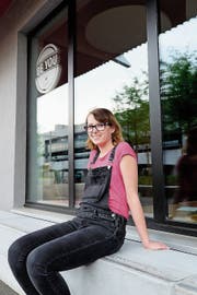 Betreiberin Linda Portmann vor ihrem Café. (Bild: Rahel Haag)