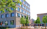 Die Uzwiler Stimmberechtigten bewilligten vor fünf Jahren einen Kredit von 19,3 Millionen Franken für das neue Gemeindehaus. Die definitive Bauabrechnung liegt noch nicht vor. (Bild: Philipp Stutz)