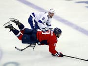 Mit letztem Einsatz: Washingtons Superstar Alexander Owetschkin (vorne) kämpft mit Tampa Bays Anton Stralman um den Puck (Bild: KEYSTONE/AP/ALEX BRANDON)