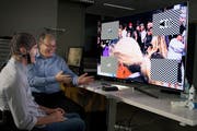 Martin Biallas (rechts) erklärt Testperson Beat Bösch wie er mit seinen Hirnströmen einen TV steuern kann. (Bild: Corinne Glanzmann; Nottwil, 17. Mai 2018)
