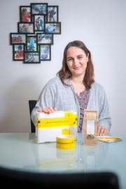 Maria Karl ist Bootsfrau bei Sternentaler. Zum Geburtstag schickt sie den Sturmmamis ein Paket mit Sternentalertee. Bild: Urs Bucher