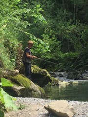 Simon Enzler beim Fischen. Bild: pd