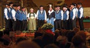 Das Jodlerdoppelquartett berührt die Zuschauer im Theater Casino. (Bild: Werner Schelbert, 19. Mai 2018)