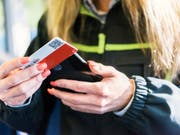 Muss mit deutlich tieferer Rente rechnen: Zugbegleiterin der SBB bei der Billettkontrolle. (Bild: KEYSTONE/CHRISTIAN BEUTLER)