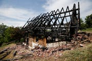 Die abgebrannte Scheune beim Blasen. | Bild: Stefan Kaiser (Zug, 22. Mai 2018)