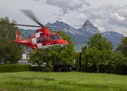 Der Rega-Heli brachte den Patienten in eine auswärtige Klinik. | Bild: Geri Holdener, Bote der Urschweiz