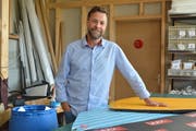 Claudio Wick in seiner Produktionswerkstatt in Stein mit einigen seiner Parkschutzmatten-Prototypen. Bild: Michael Ulmann