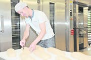 Stefan Filliger, Leiter der Volg-Bäckerei in Ennetbürgen, macht Brote fürs Backen bereit. Bild: Matthias Piazza (Ennetbürgen, 17. Mai 2018)