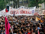 Zehntausende Angestellte im öffentlichen Dienst Frankreichs haben am Dienstag die Arbeit niedergelegt und ihrem Unmut über die Regierungspolitik Luft gemacht. (Bild: KEYSTONE/AP/CHRISTOPHE ENA)