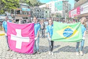 Ihr Herz schlägt gleichermassen für die Schweiz und Brasilien. Bild: Carlos Mafort/EPA (Nova Friburgo, 16. Mai 2018)