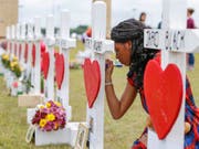 Eine Schülerin der Santa Fe High School schreibt eine Botschaft für ihre erschossenen Mitschüler. Der 17-jährige Amokläufer kannte alle seine Opfer. (Foto: Steve Gonzales/Houston Chronicle via AP) (Bild: KEYSTONE/AP Houston Chronicle/STEVE GONZALES)